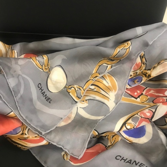 Chanel Scarf in pure silk, Large light grey CC center logo 90cm X 90cm - Picture 5 of 12